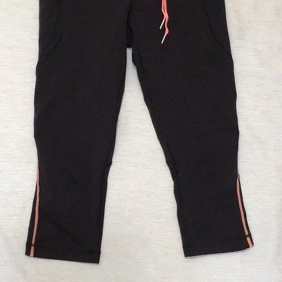 Lululemon Black/Pink Cropped Leggings Side Pockets Sz Can 6 AU 10 - Picture 3 of 5